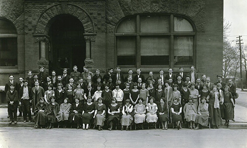 1900年代初期的大批人站在職業學校前