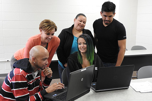在一門普通教育課程中，學生們圍在電腦旁