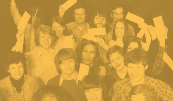 20世紀70年代的學生持有獎學金支票。