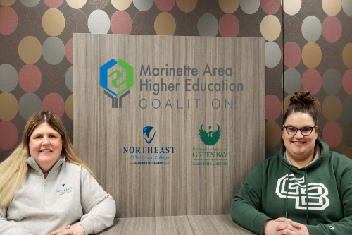 凱莉·湯普森和凱蒂·穆爾策帶著馬裏內特高等教育聯盟的標誌。