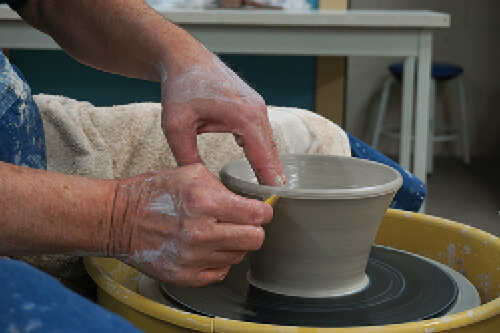 陶瓷旋轉在陶輪上的粘土