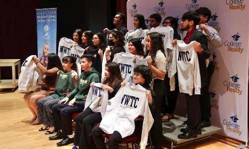 新學者的畢業生簽署了給NWTC的錄取通知書