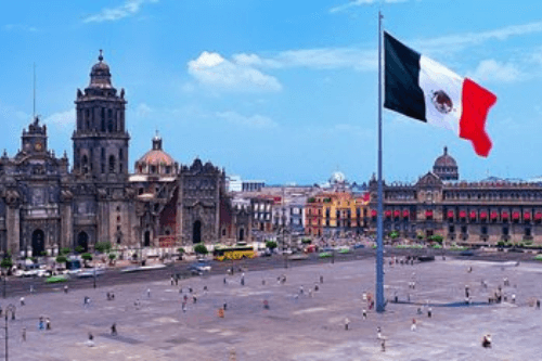 墨西哥國會廣場上有一麵國旗