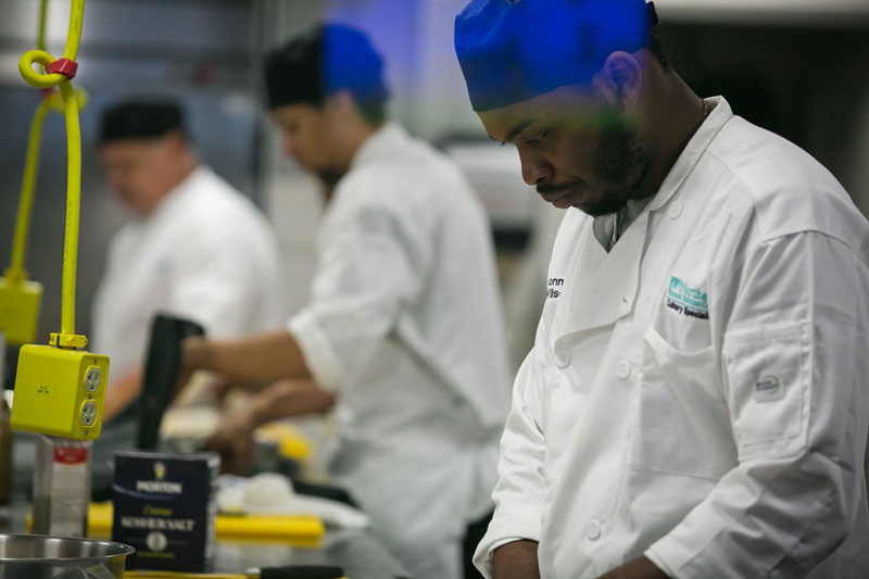 烹飪專業的學生在烹飪實驗室裏並肩工作