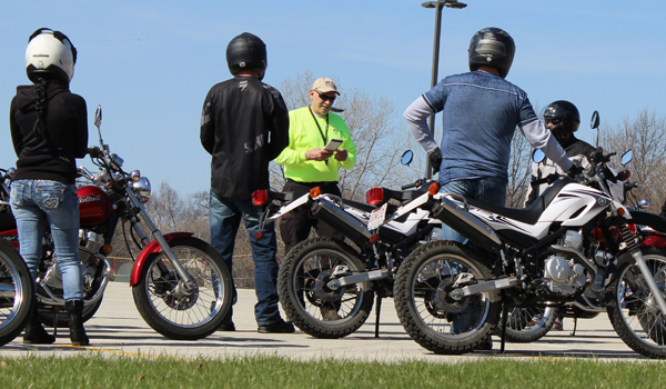 學生在NWTC擔任摩托車訓練