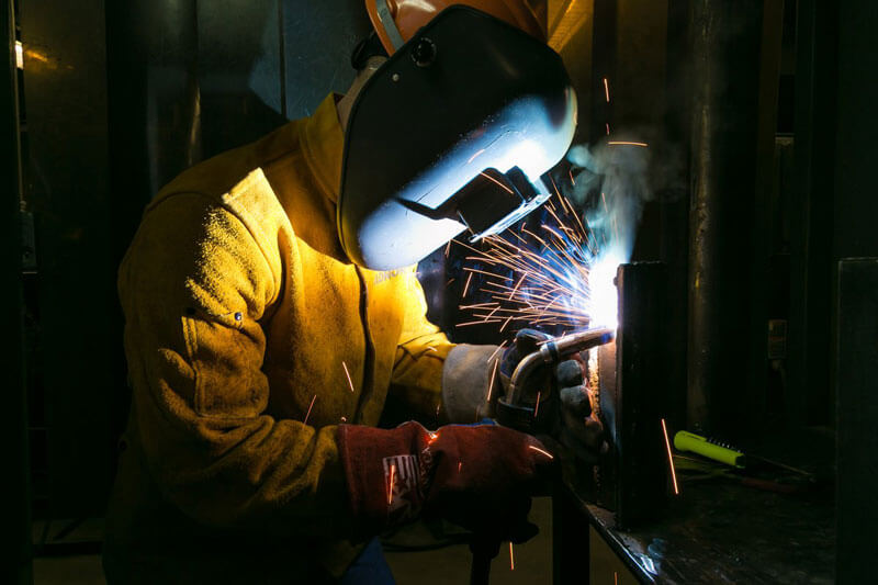 一名學生在焊接時戴著防護口罩