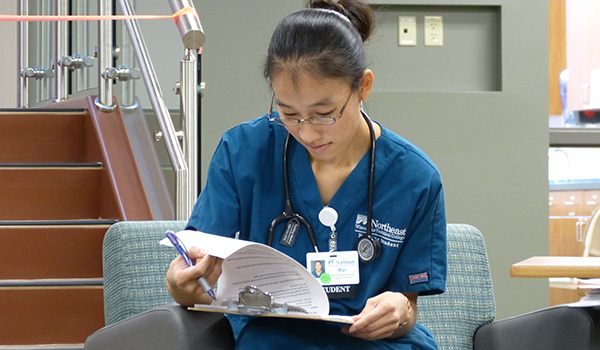 護理學生通過診所的清單閱讀