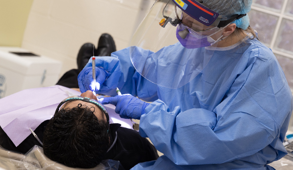 患者在NWTC牙科診所接受牙科護理