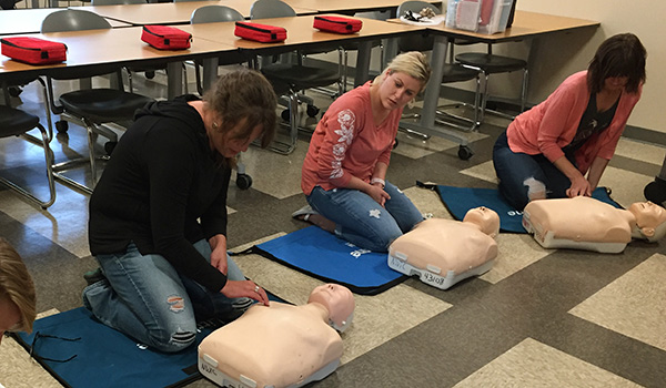 學生在社區課程中學習CPR
