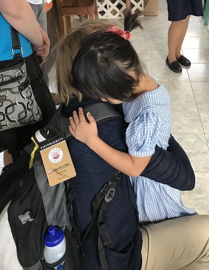 留學生擁抱當地孩子