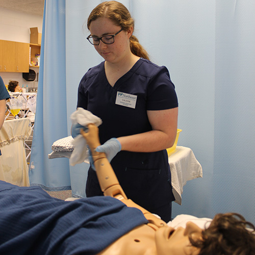 賴特斯頓的一名學生從一個病人模擬器中學習