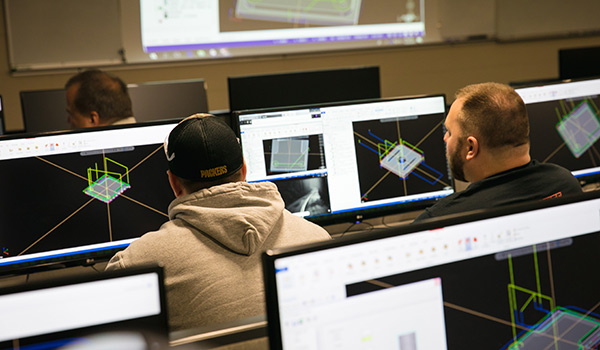 學生在計算機實驗室中從事軟件工作