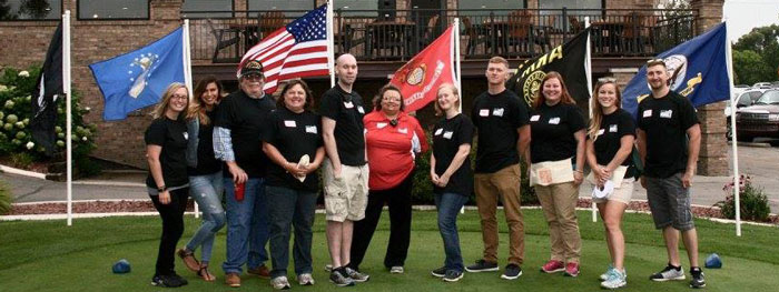 美國學生退伍軍人俱樂部成員站在旗幟前