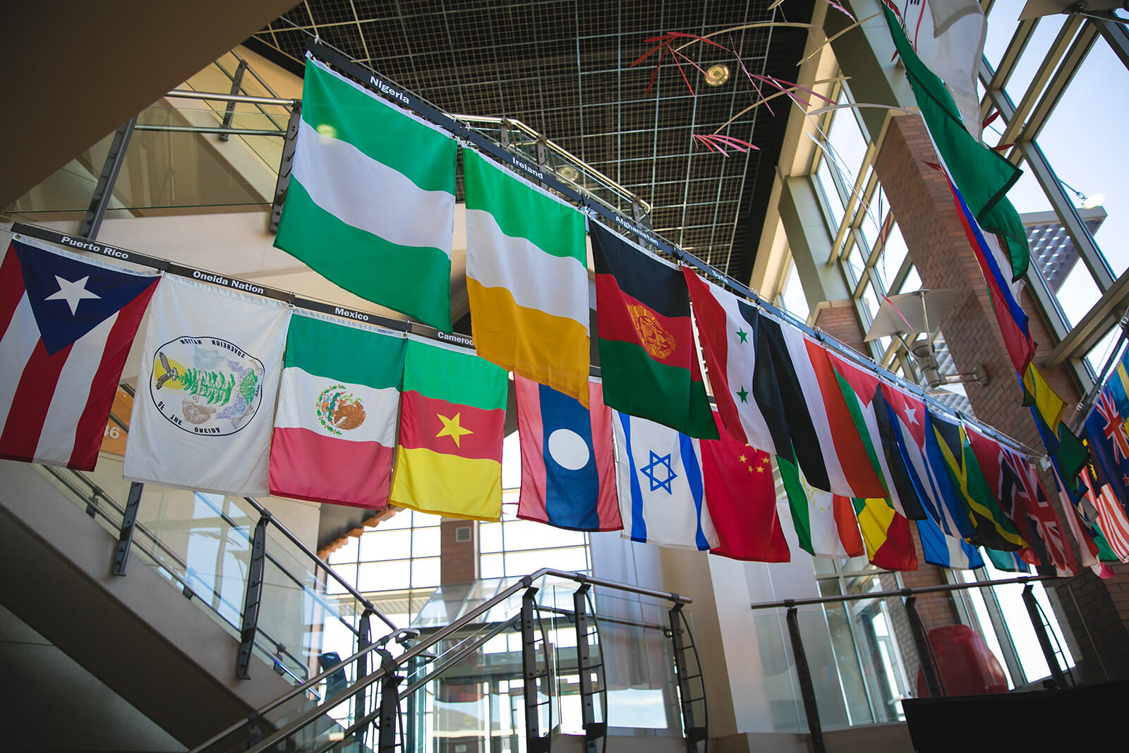 在綠灣校園大廳展出的國際旗幟